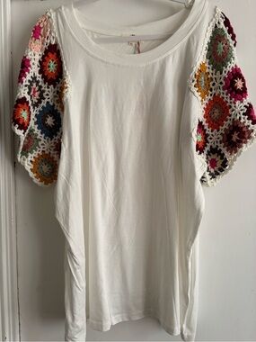 NWT entro White Tee with Multicolor Crochet Puff Sleeves